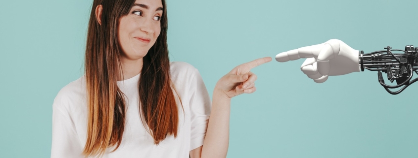 Frau, zeigt auf Roboterarm