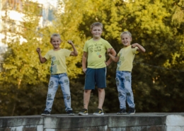 3 Jungs ,auf Mauer stehend