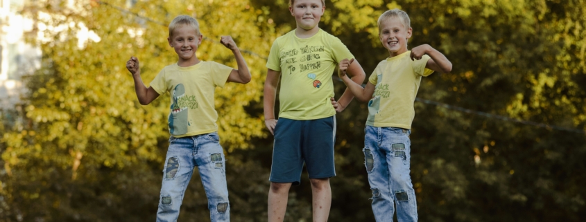 3 Jungs ,auf Mauer stehend