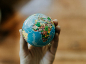 Weltkugel kelly-sikkema-YUvL81ddWHQ-unsplash_klein
