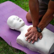 Ein Mann übt auf deiner Reanimatinspuppe