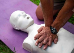Ein Mann übt auf deiner Reanimatinspuppe