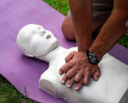 Ein Mann übt auf deiner Reanimatinspuppe