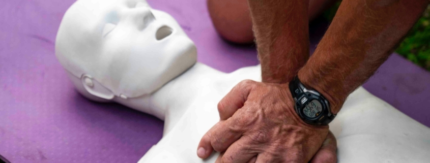 Ein Mann übt auf deiner Reanimatinspuppe