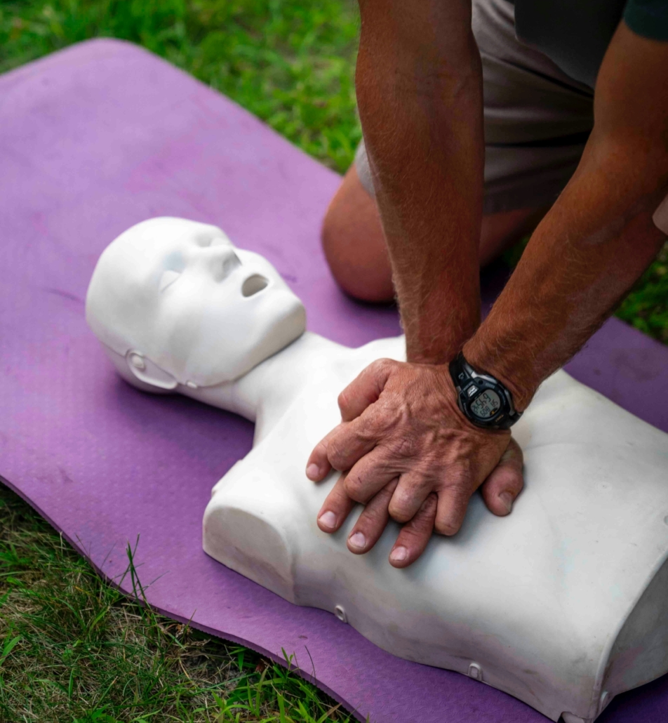 Ein Mann übt auf deiner Reanimatinspuppe