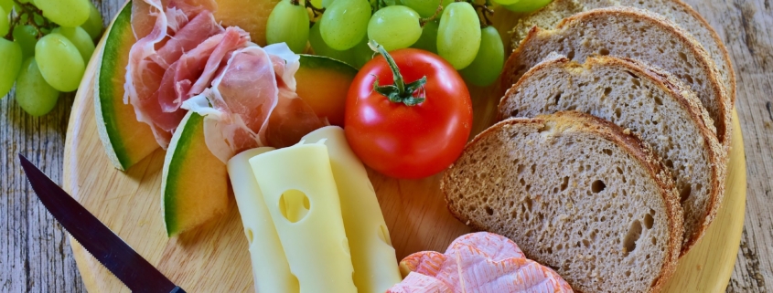 Brot mit Wurst,Käse, Tomate und Trauben auf Brotzeitteller