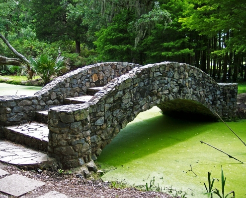 Schöne Steinbrücke über Bach