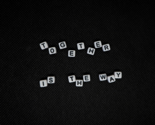 Buchstaben auf Schwarz, Text: together is the way