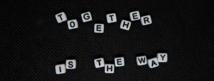 Buchstaben auf Schwarz, Text: together is the way