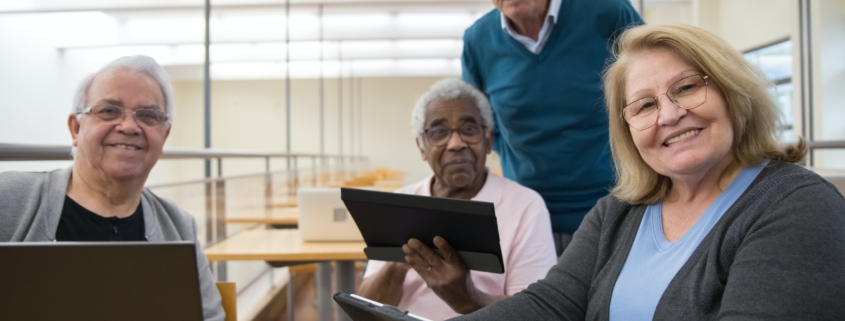 Senioren mit Tablets und PC
