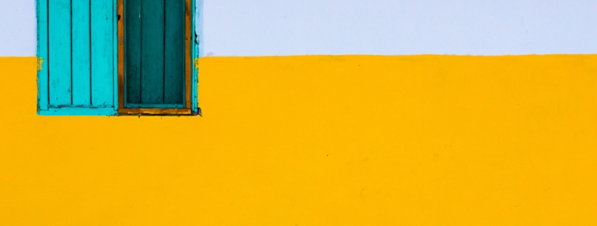 Gelbe Wand mit Fenster