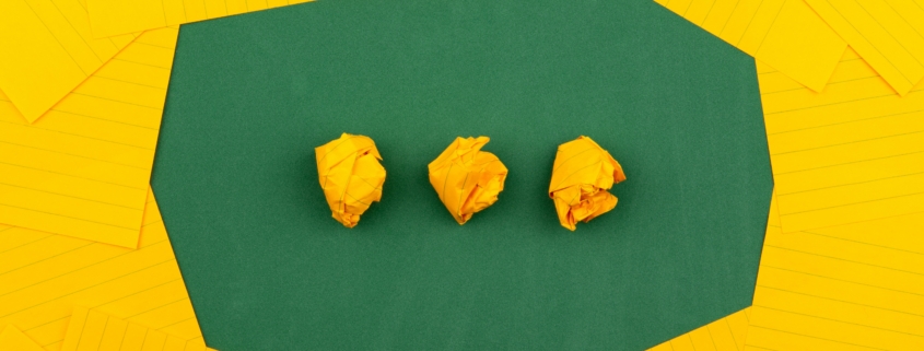 Sprechblase mit Punkten aus Papier