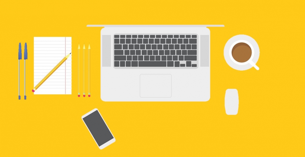 Grafik mit Computertastatur 3 Bleistiften daneben, einem Handy davor und einer Tasse rechts daneben