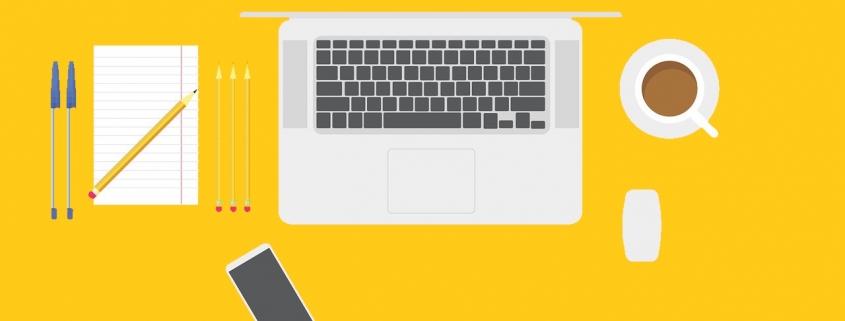 Grafik mit Computertastatur 3 Bleistiften daneben, einem Handy davor und einer Tasse rechts daneben